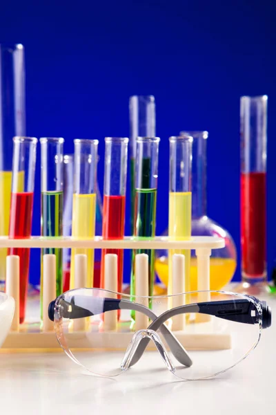 Vybavení laboratoře chemie set na stůl nad modrým pozadím — Stock fotografie