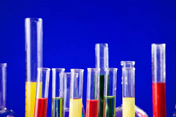 Chemie lab-apparatuur instellen op een tabel over blauwe achtergrond — Stockfoto