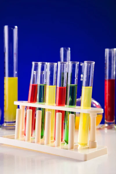 Sprzęt laboratoryjny chemii na stole na niebieskim tle — Zdjęcie stockowe