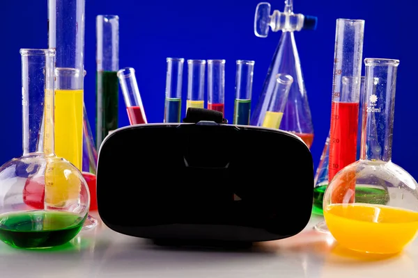 Laboratorio di chimica allestito su un tavolo con auricolare VR accanto — Foto Stock