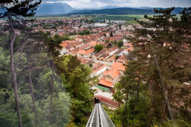Panorama sping bir dağ şehir üzerinde