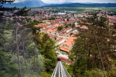 Güzellikler sping bir dağ şehir üzerinde