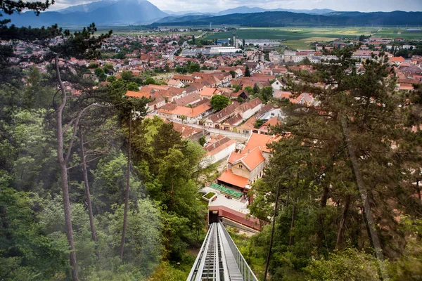 Bellissimo Panorama su una città di montagna nella sping — Foto Stock