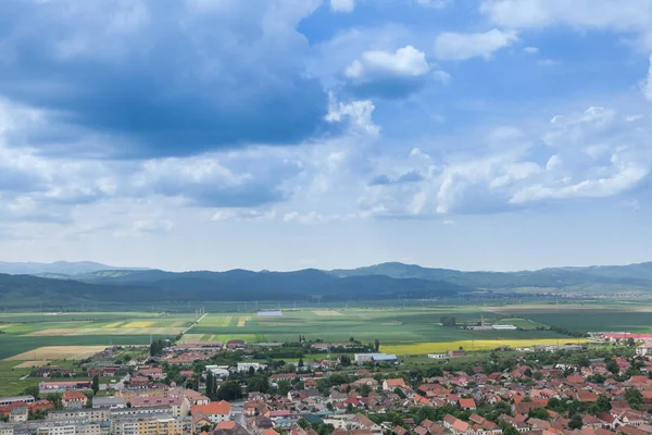 Panorama Panorama su una città di montagna nello sping — Foto Stock