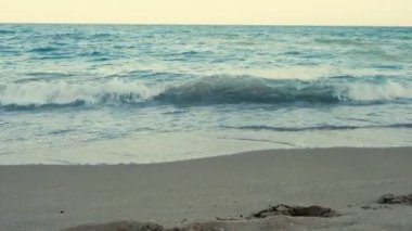 Gün batımında sahilde dalgalar deniz