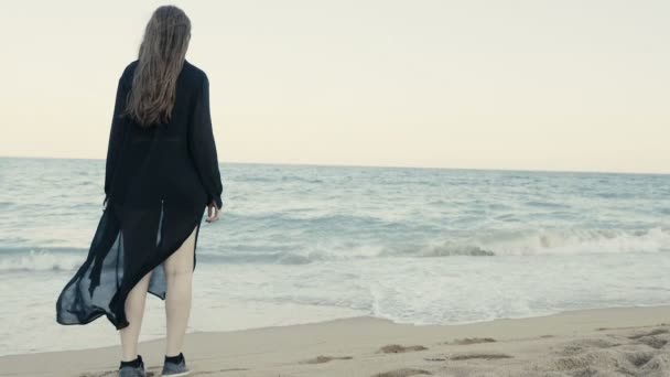 Frau in schwarzem langen Schal, der auf dem Schnabel läuft — Stockvideo