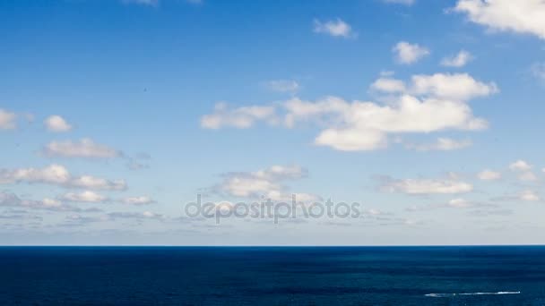 Timelapse de nubes en movimiento sobre el mar — Vídeo de stock