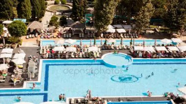 Turistler tarafından lüks resort havuz