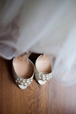 Gelinlik ve ayakkabı bir odada