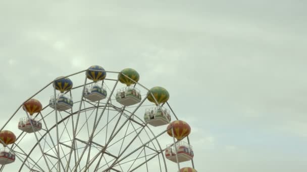 Big wheel carrousel attractie langzaam draaien — Stockvideo