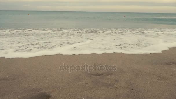 Ondas marinas en la playa al atardecer — Vídeos de Stock