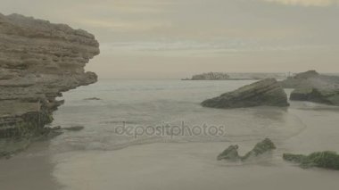 Kayalara vuran deniz dalgaları