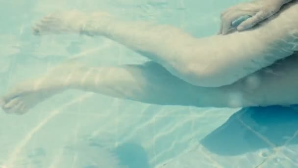 Žena nohy v bazénu — Stock video