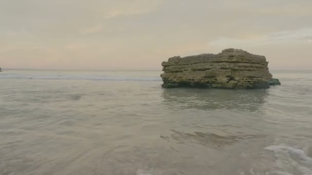 Las olas del mar salpicando sobre las rocas — Vídeo de stock