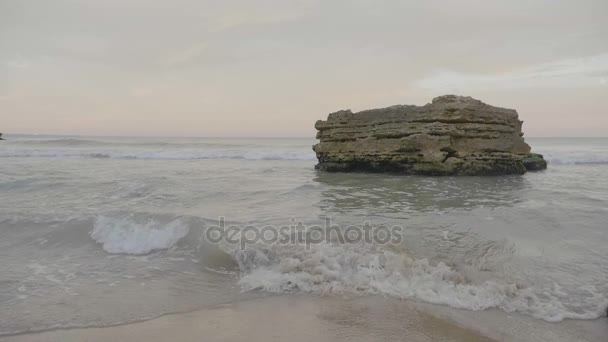 Las olas del mar salpicando sobre las rocas — Vídeos de Stock