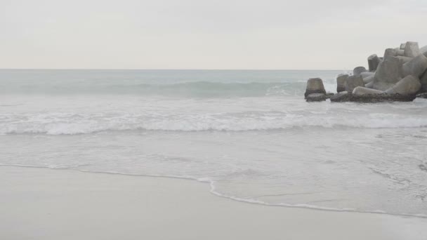 Las olas del mar salpicando sobre las rocas — Vídeos de Stock