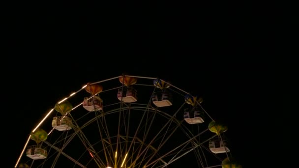Big wheel carrousel attractie langzaam draaien in de nacht — Stockvideo