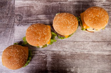 Ahşap arka plan üzerinde lezzetli lezzetli hamburger