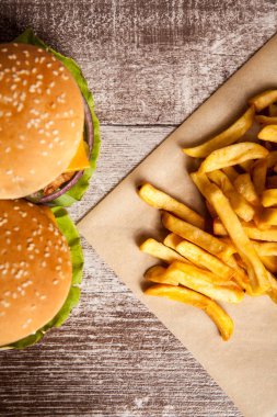 Ahşap arka plan üzerinde lezzetli lezzetli hamburger