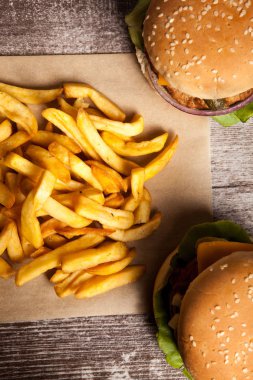 Ahşap arka plan üzerinde lezzetli lezzetli hamburger