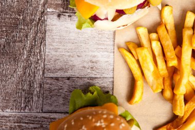 Ahşap arka plan üzerinde lezzetli lezzetli hamburger