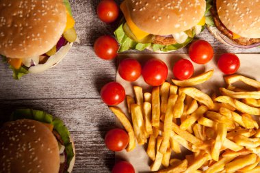 Ahşap arka plan üzerinde lezzetli lezzetli hamburger