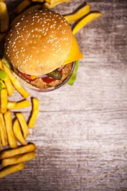 Ahşap arka plan üzerinde lezzetli lezzetli hamburger