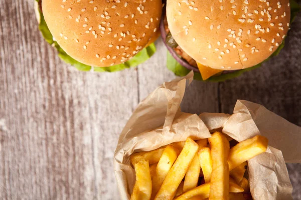 Ahşap arka plan üzerinde lezzetli lezzetli hamburger
