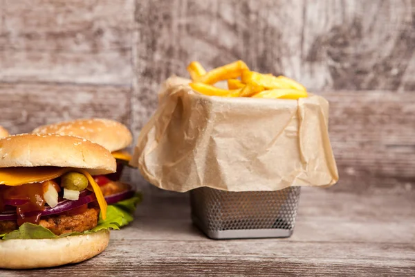 Délicieux hamburgers savoureux sur fond de bois — Photo