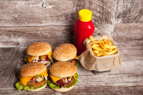 Délicieux hamburgers savoureux sur fond de bois — Photo