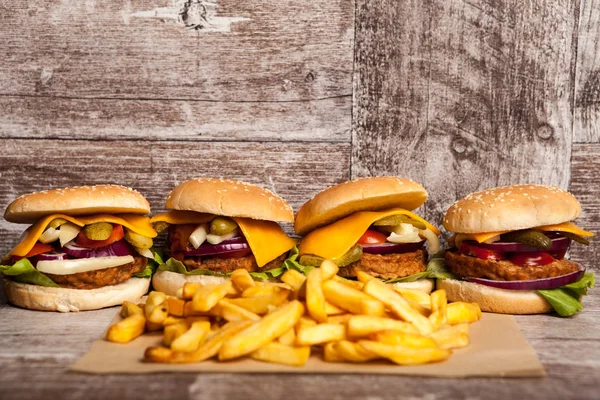 Délicieux hamburgers savoureux sur fond de bois — Photo