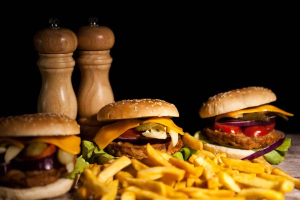 Leckere Burger auf hölzernem Hintergrund — Stockfoto