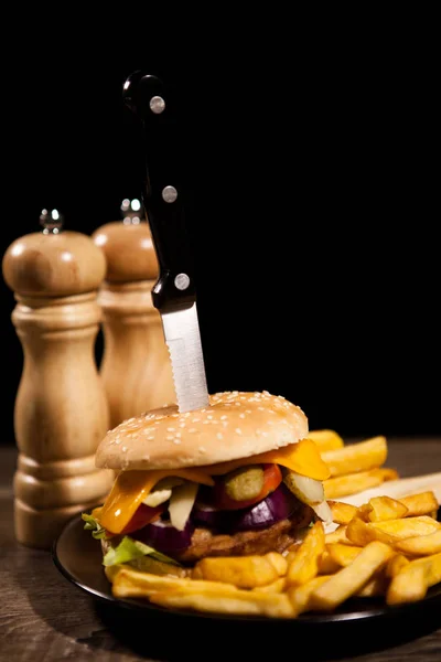 Délicieux hamburgers savoureux sur fond de bois — Photo