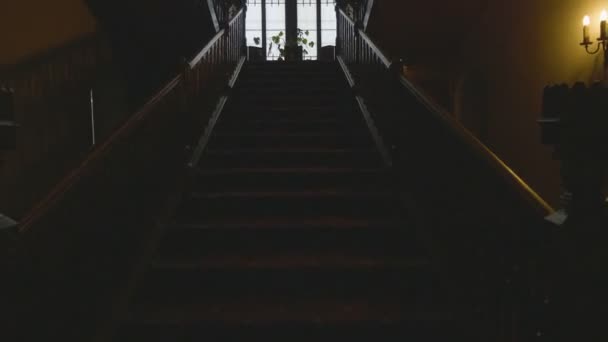 Interior del antiguo edificio con stais y lámpara vintage en la pared — Vídeos de Stock