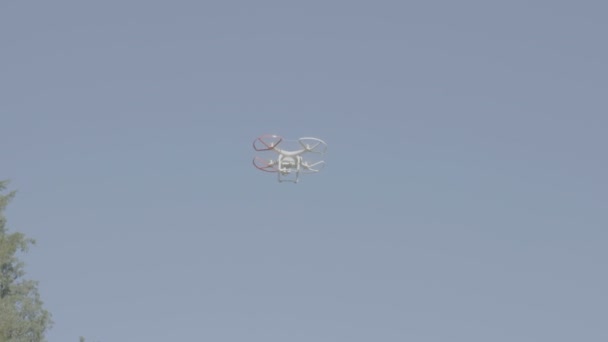 Drone dans le ciel filmant une scène — Video