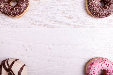 Donuts Beyaz ahşap zemin üzerinde farklı türü