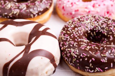 Donuts Beyaz ahşap zemin üzerinde farklı türü