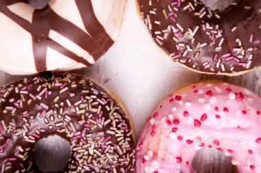 Donuts Beyaz ahşap zemin üzerinde farklı türü