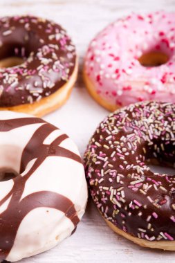 Donuts Beyaz ahşap zemin üzerinde farklı türü