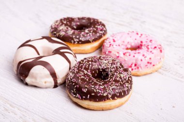 Donuts Beyaz ahşap zemin üzerinde farklı türü