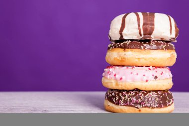 Donuts Beyaz ahşap zemin üzerinde farklı türü