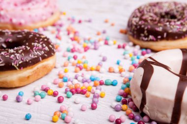 Donuts Beyaz ahşap zemin üzerinde farklı türü