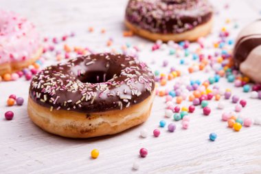 Donuts Beyaz ahşap zemin üzerinde farklı türü