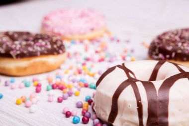 Donuts Beyaz ahşap zemin üzerinde farklı türü