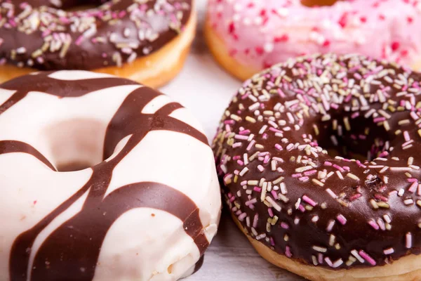 Donuts Beyaz ahşap zemin üzerinde farklı türü