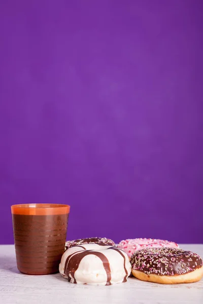 Ander soort donuts op witte houten achtergrond — Stockfoto