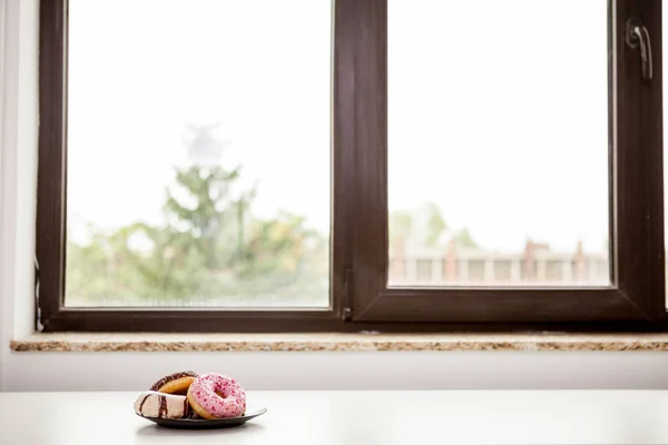 ウィンドウの横にドーナツ プレート — ストック写真