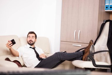 İşadamı ofisinde çalışıyor.