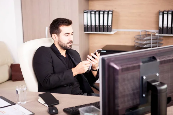 Biznesmen pracujący w swoim biurze — Zdjęcie stockowe