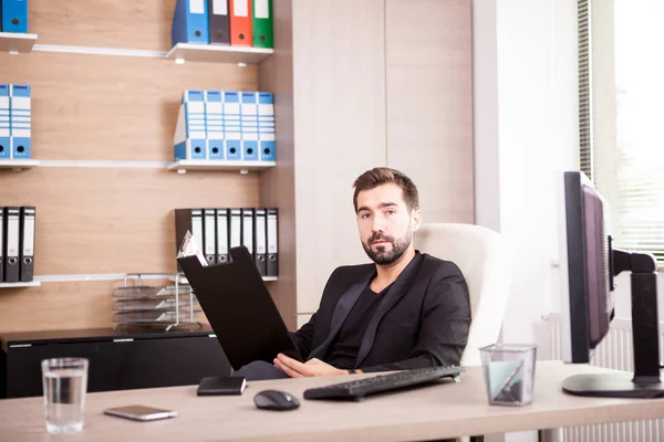 Geschäftsmann arbeitet in seinem Büro — Stockfoto